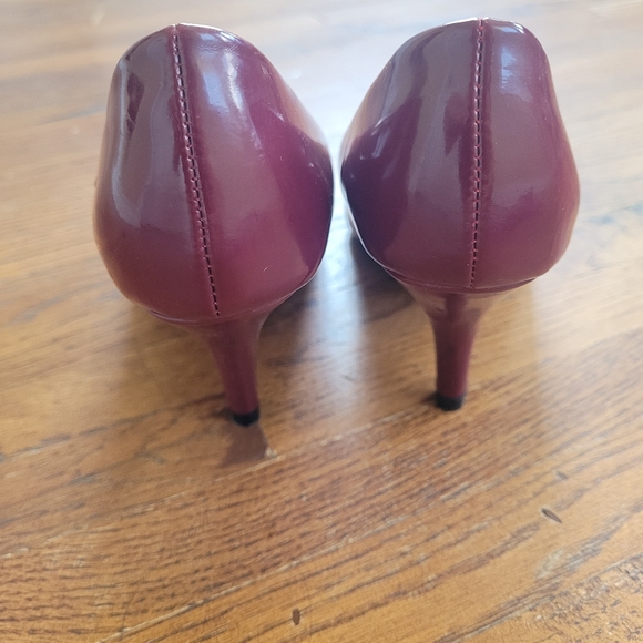 Reitmans Red heels size 7 - Picture 2 of 4